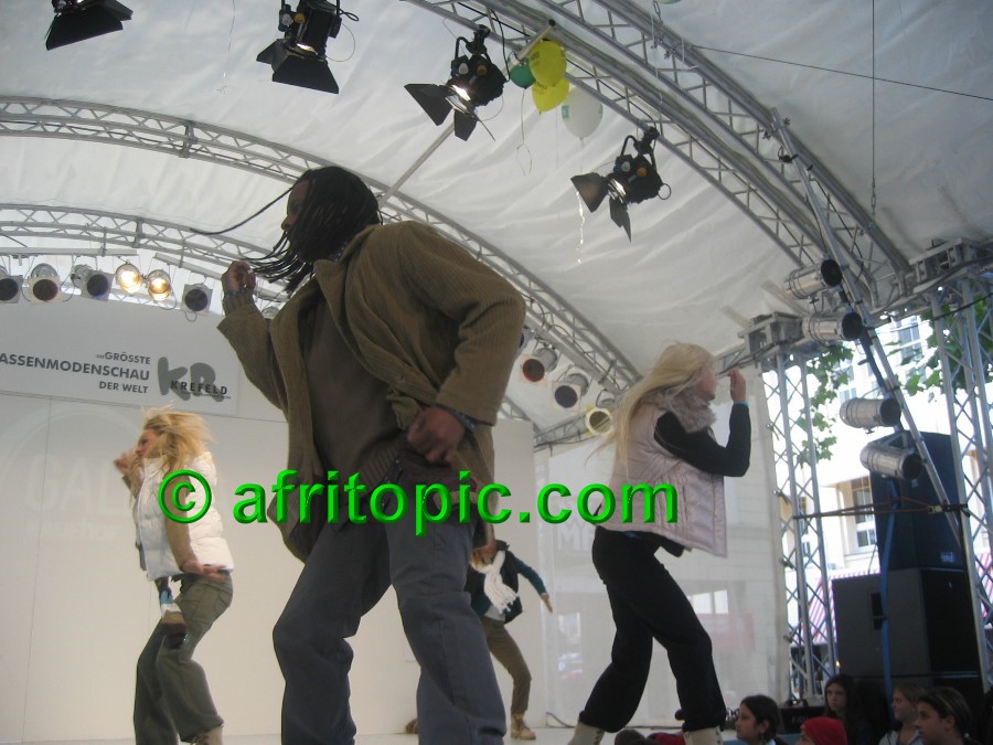 ../Images/Krefeld-Strssenmodenschau-2005 295.jpg